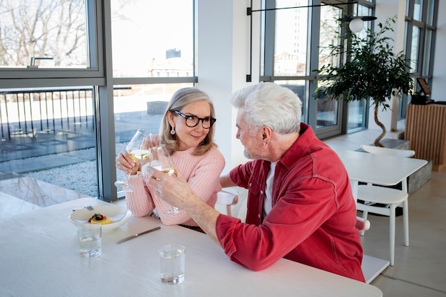 Casal feliz em foto média sentados juntos