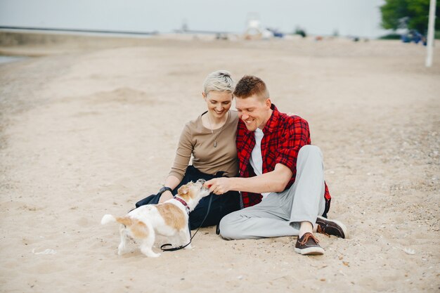 casal feliz em uma praia