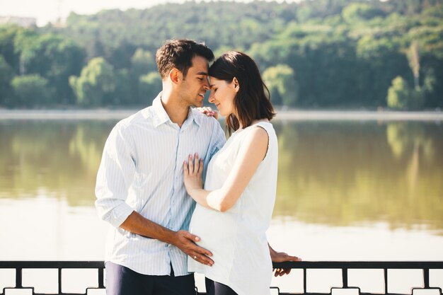 Casal feliz esperando um bebê, antecipando o papel dos pais