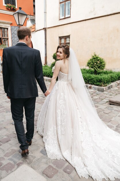 Casal feliz família no dia do casamento