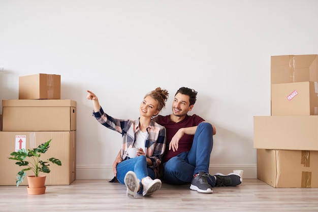 Casal feliz fazendo planos para reforma da casa