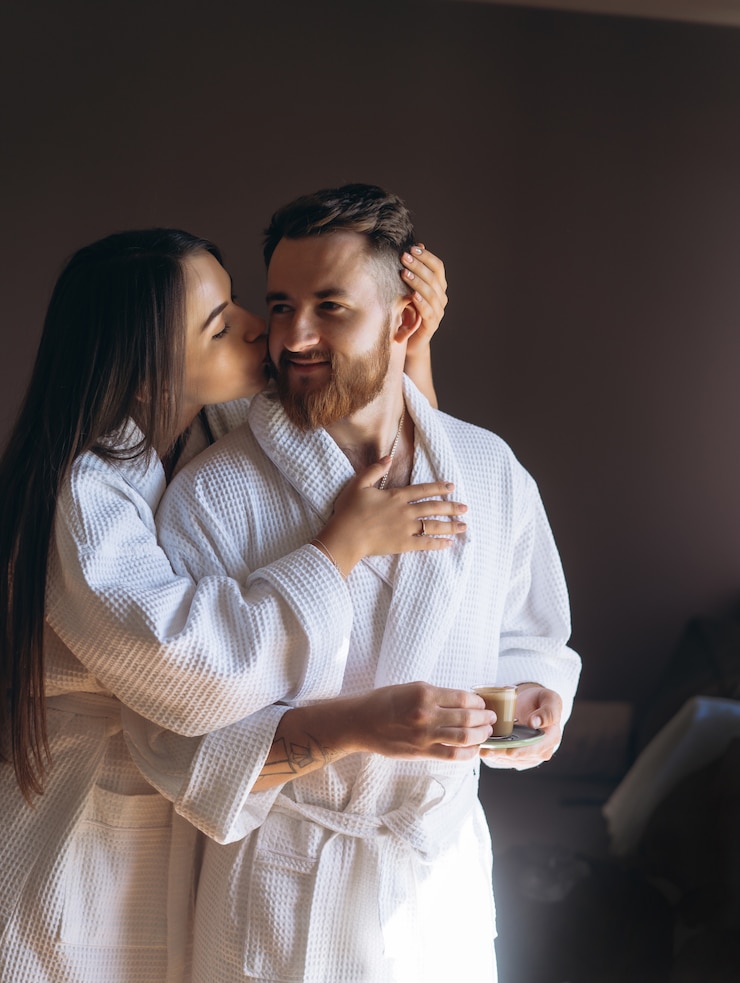 Foto grátis casal feliz gosta da companhia um do outro em um quarto de hotel.