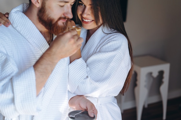 Casal feliz gosta da companhia um do outro em um quarto de hotel.