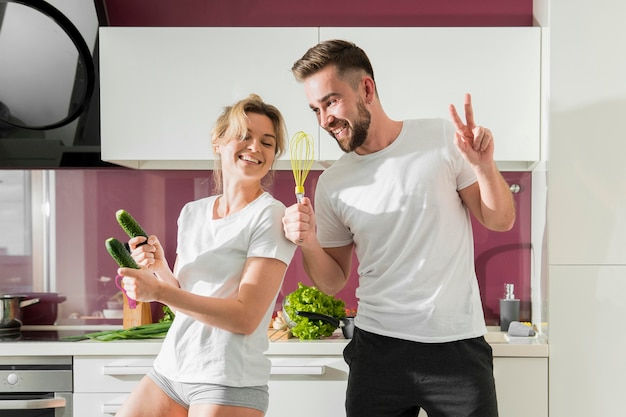 Casal feliz jogando dentro de casa