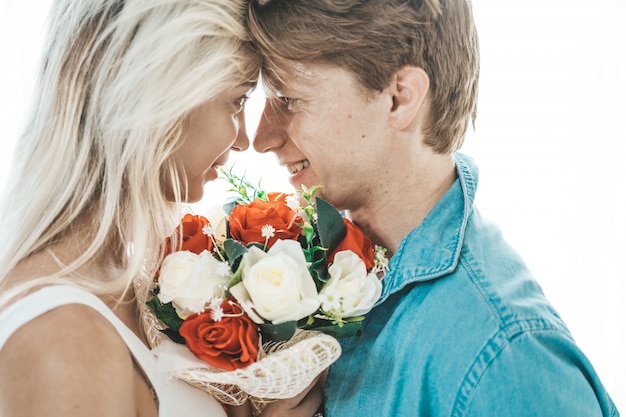 Casal feliz jogando juntos no quarto