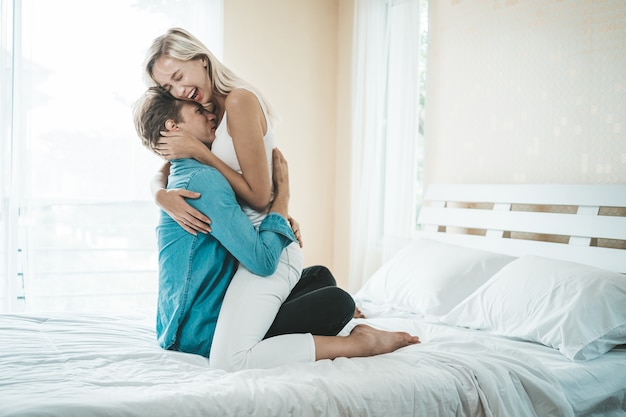 Casal feliz jogando juntos no quarto