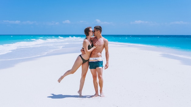 Casal feliz juntos em um período de férias pelo oceano