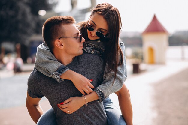 Casal feliz juntos no parque