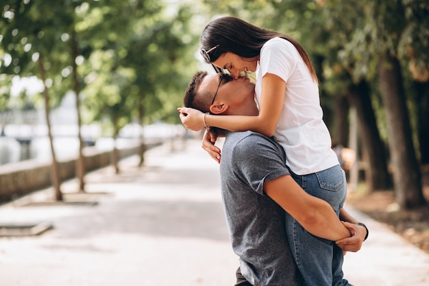 Casal feliz juntos no parque