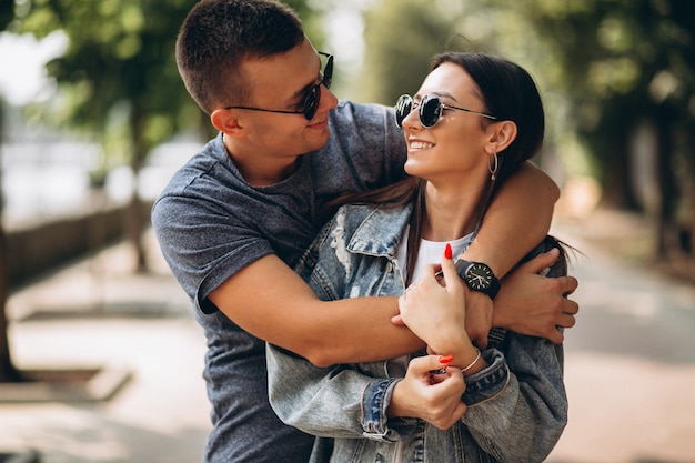 Foto grátis casal feliz juntos no parque