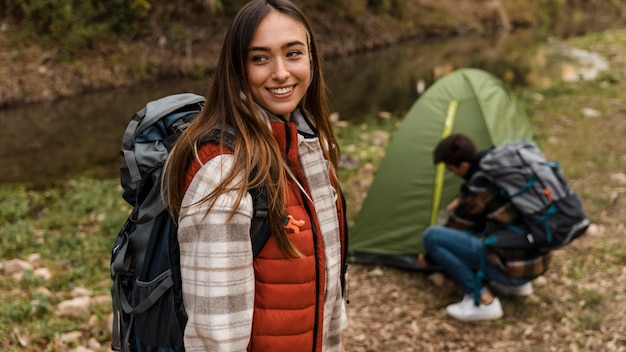 Foto grátis casal feliz na floresta, garota olhando para longe