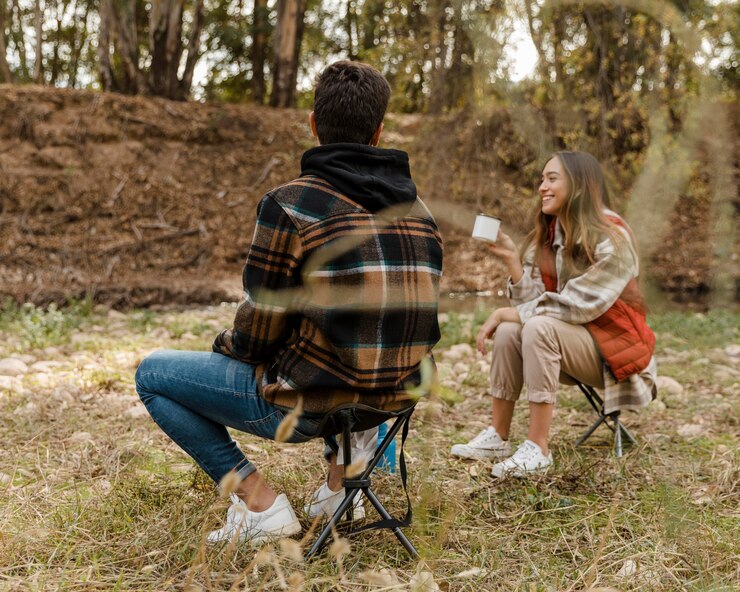 Foto grátis casal feliz na floresta por trás de tiro