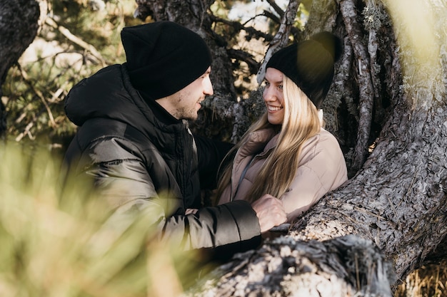 Casal feliz na natureza