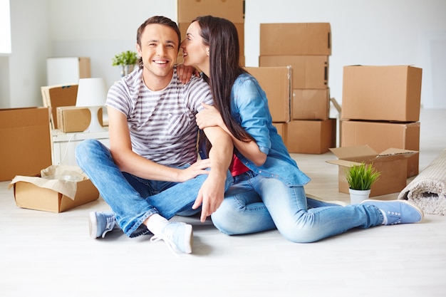 Casal feliz na nova casa