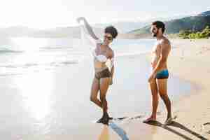 Foto grátis casal feliz na praia