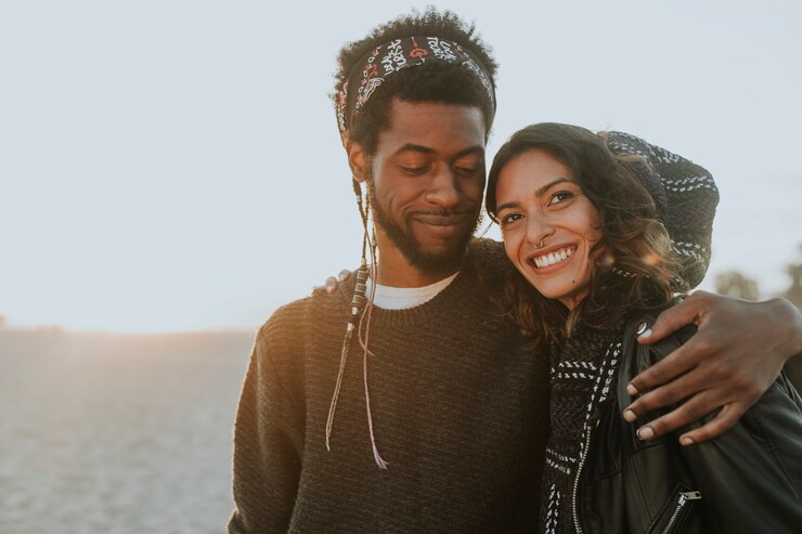 Foto grátis casal feliz na praia