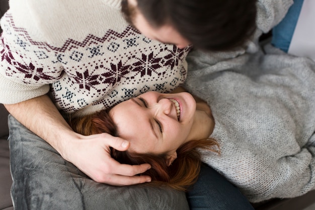 Foto grátis casal feliz na sala de estar