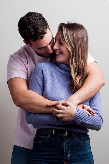 Casal feliz no amor abraçando