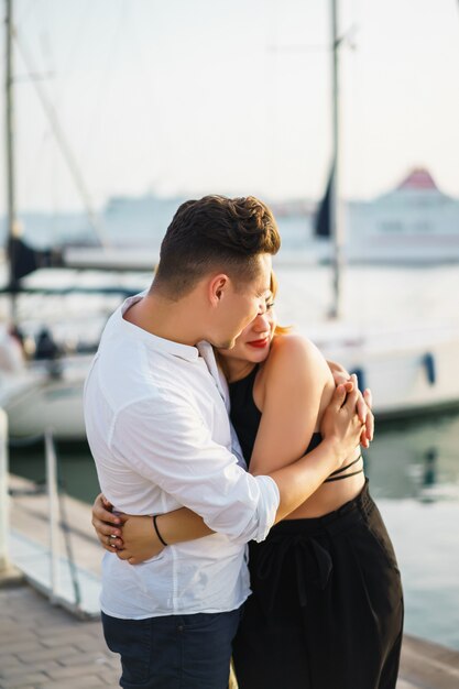 casal feliz no amor caminha no porto