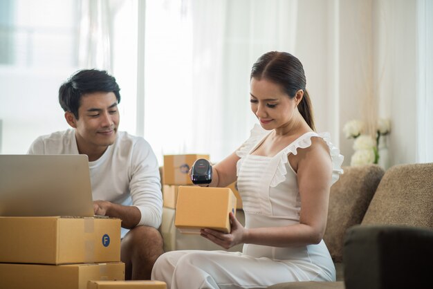 Casal feliz no escritório em casa com negócios on-line, Marketing on-line e trabalho freelance