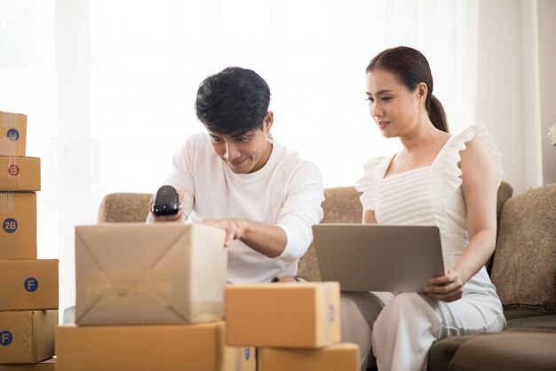 Casal feliz no escritório em casa com negócios on-line, Marketing on-line e trabalho freelance