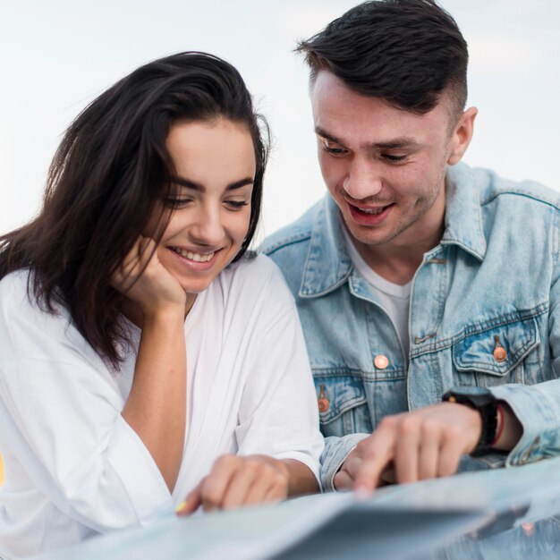 Casal feliz olhando o mapa