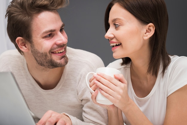 Casal feliz olhando para laptop