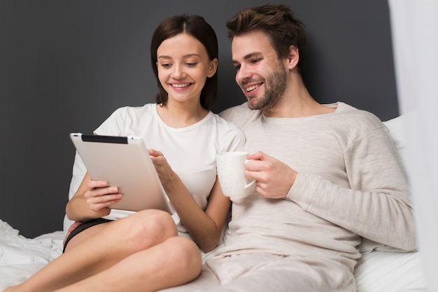 Casal feliz olhando para tablet