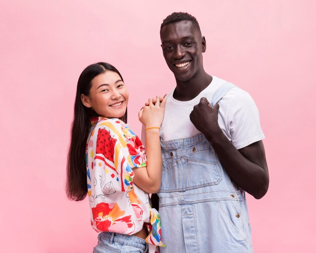 Casal feliz posando em estúdio