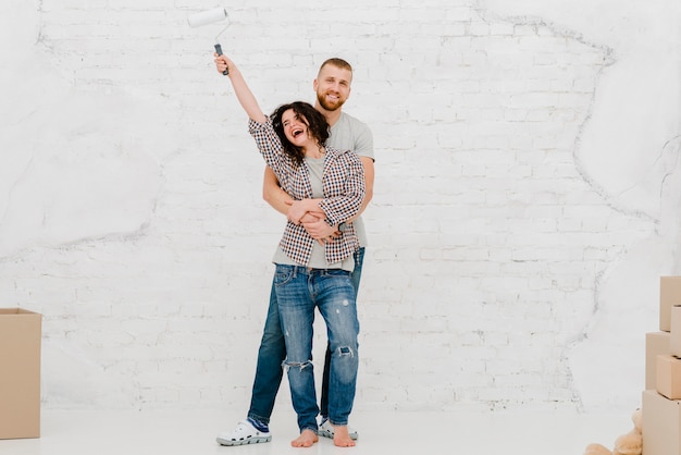 Casal feliz posando em novo apartamento