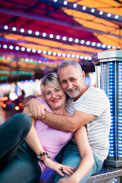 Casal feliz posando no parque temático