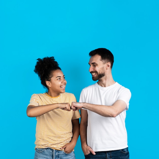 Foto grátis casal feliz punho colidir