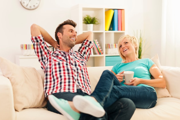 Foto grátis casal feliz relaxando na sala de estar