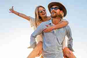 Foto grátis casal feliz rindo viajando no verão pelo mar, homem e mulher usando óculos escuros