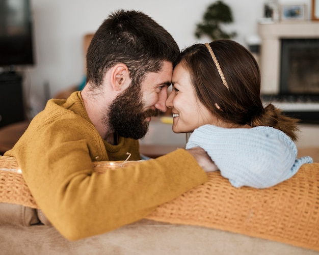 Casal feliz romântico de tiro médio