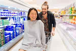 Foto grátis casal feliz se divertindo no supermercado