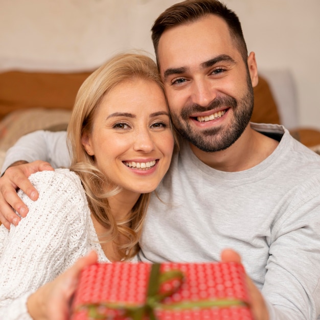 Casal feliz segurando um presente