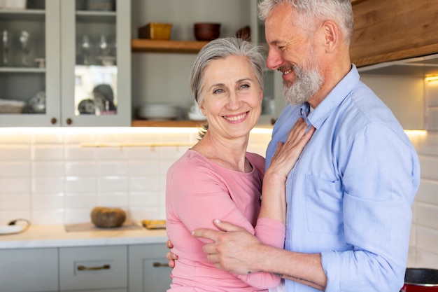 Foto grátis casal feliz sênior de tiro médio