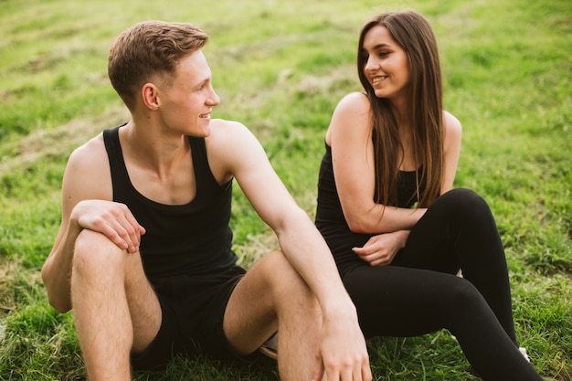 Casal feliz sentado e olhando um para o outro