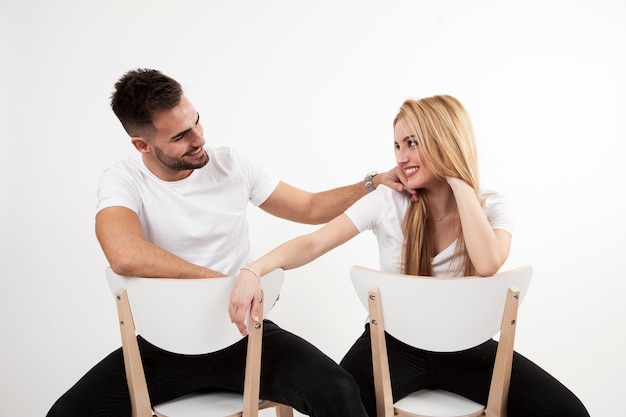 Casal feliz sentado em cadeiras