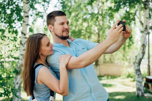 Casal feliz tiro selfie no parque