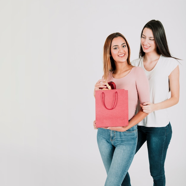 Casal feminino com bolsa de papel