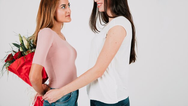 Foto grátis casal feminino com um monte de flores