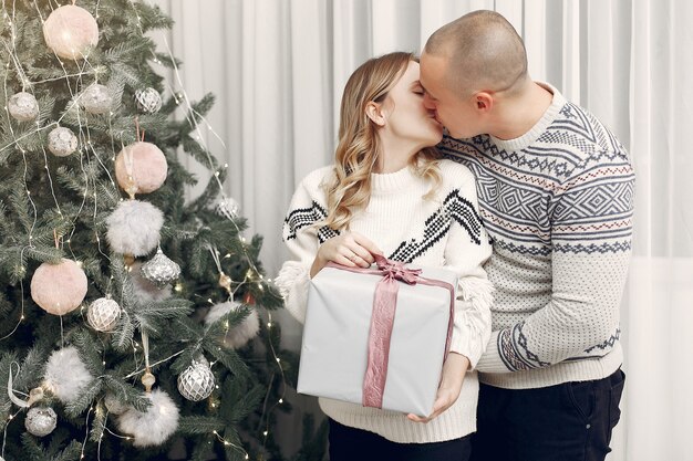 Casal fica em casa com enfeites de natal