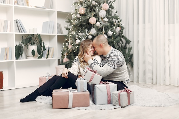 Casal fica em casa com enfeites de natal