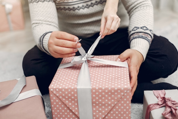 Casal fica em casa com enfeites de natal