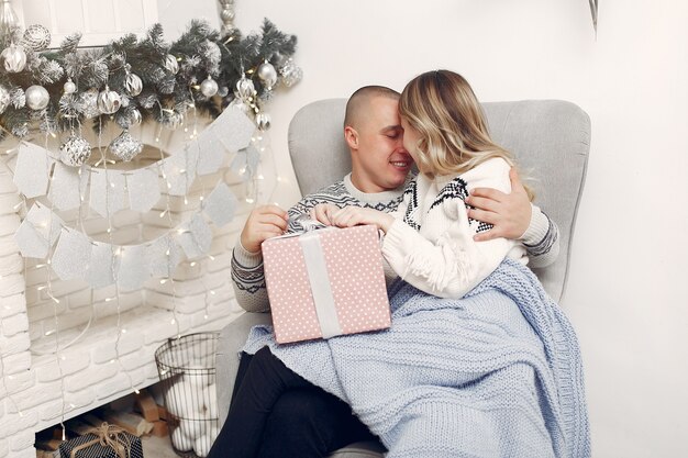 Casal fica em casa com enfeites de natal