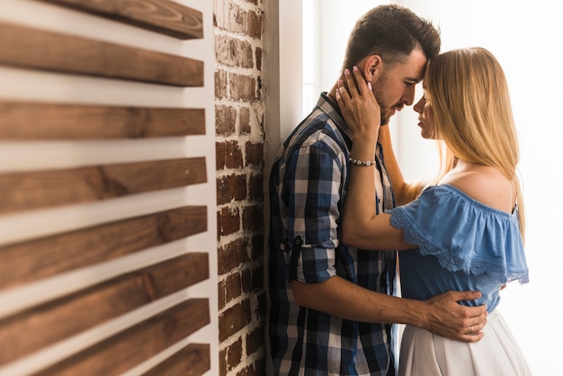 Casal fofo abraçando em casa