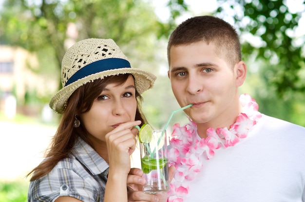 Casal fofo bebendo um coquetel de mojito