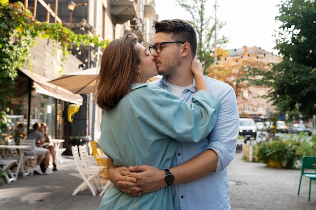 Foto grátis casal fofo beijando tiro médio